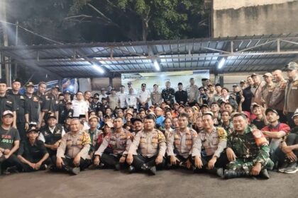 Kapolsek Pesanggrahan, AKP Seala Syah Alam dan jajaran, bersama seluruh stakeholder, Camat Pesanggrahan, Danramil, FKDM, LMK, hingga mitra lainnya, bersatu padu semangat rukun dan guyub, dalam kegiatan silaturahmi dengan warga masyarakat wilayah Pesanggrahan, Jakarta Selatan, Rabu (10/12/2025) malam. Foto: Ist