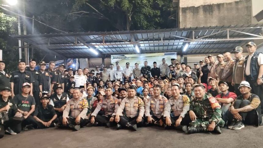 Kapolsek Pesanggrahan, AKP Seala Syah Alam dan jajaran, bersama seluruh stakeholder, Camat Pesanggrahan, Danramil, FKDM, LMK, hingga mitra lainnya, bersatu padu semangat rukun dan guyub, dalam kegiatan silaturahmi dengan warga masyarakat wilayah Pesanggrahan, Jakarta Selatan, Rabu (10/12/2025) malam. Foto: Ist