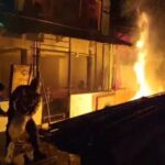 Pedagang dan petugas berupaya memadamkan gerobak dagangan dan warung tenda di kawasan kuliner Jalan Kalibata, Pancoran, Jakarta Selatan, Kamis (11/12/2025) malam. Foto: Ist