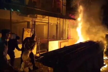 Pedagang dan petugas berupaya memadamkan gerobak dagangan dan warung tenda di kawasan kuliner Jalan Kalibata, Pancoran, Jakarta Selatan, Kamis (11/12/2025) malam. Foto: Ist