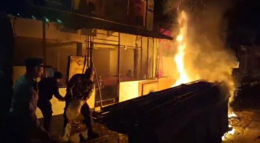 Pedagang dan petugas berupaya memadamkan gerobak dagangan dan warung tenda di kawasan kuliner Jalan Kalibata, Pancoran, Jakarta Selatan, Kamis (11/12/2025) malam. Foto: Ist