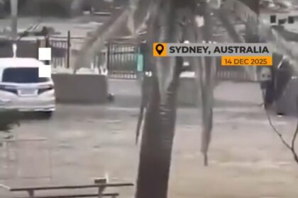 Penembak di pantai Bondi Sydney Australia, sesaat sebelum seseorang mengambil senjata dari peneror. Foto: X/@ConservativeeAu