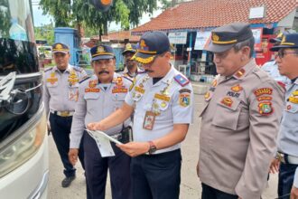 Kepala Terminal Bus Kampung Rambutan, Revi Zulkarnaen dan jajaran saat melakukan inspeksi mendadak (sidak) ramp check atau pemeriksaan kelaikan kendaraan bus Antar Kota Antar Provinsi (AKAP) di Terminal Kampung Rambutan, Jakarta Timur, Kamis (18/12/2025) sore. Foto: Joesvicar Iqbal/ipol.id