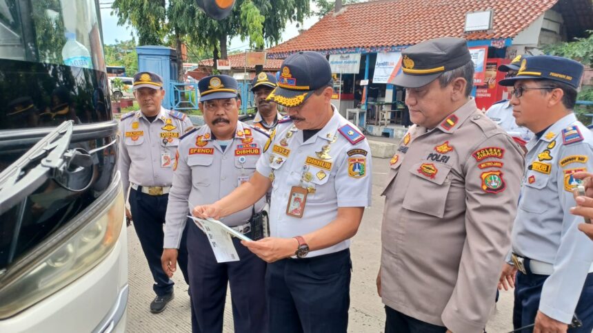 Kepala Terminal Bus Kampung Rambutan, Revi Zulkarnaen dan jajaran saat melakukan inspeksi mendadak (sidak) ramp check atau pemeriksaan kelaikan kendaraan bus Antar Kota Antar Provinsi (AKAP) di Terminal Kampung Rambutan, Jakarta Timur, Kamis (18/12/2025) sore. Foto: Joesvicar Iqbal/ipol.id