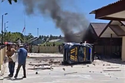 Aksi pembakaran Mapolsek Muara Batang Gadis, Mandailing Natal. Foto: Tangkapan layar Instagram @usdetebe_official