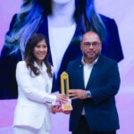 Menteri Komunikasi dan Digital Meutya Hafid usai menerima penghargaan di Jakarta Barat, Senin (22/12/2025) mengatakan menilai digitalisasi menjadi akselerator kesetaraan, terutama dalam membuka akses pendidikan, literasi, dan peluang yang sebelumnya terbatas. Foto: InfoPublik/Agus Siswanto