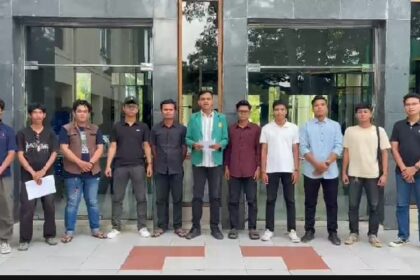 Aliansi Mahasiswa USK Aceh saat menyampaikan aspirasinya di Banda Aceh Selasa (30/12/2025). Foto: Dok USK