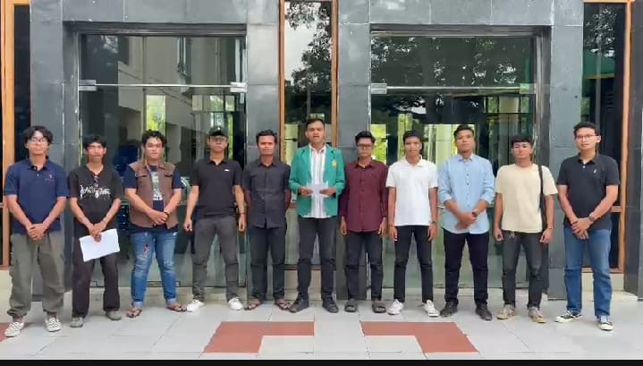 Aliansi Mahasiswa USK Aceh saat menyampaikan aspirasinya di Banda Aceh Selasa (30/12/2025). Foto: Dok USK