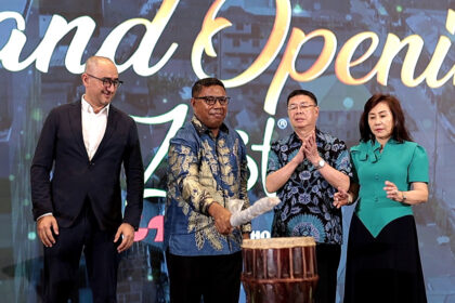 Dari kiri : Ilkin Ilyaszade – Senior VP Operations and Development for Indonesia, Swiss-Belhotel International; Gubernur Maluku, Hendrik Lewerissa, S.H., LL.M., yang diwakili oleh Kepala Dinas Pariwisata Kota Ambon, Dr. Achmad Jais Ely, ST., M.Si.; serta Ronny Rambitan dan Lidya Laurence – Pemilik Swiss-Belhotel dan Zest Ambon. (dok. Swiss-Belhotel International)