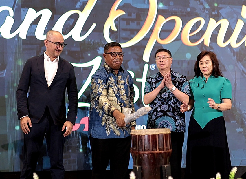 Dari kiri : Ilkin Ilyaszade – Senior VP Operations and Development for Indonesia, Swiss-Belhotel International; Gubernur Maluku, Hendrik Lewerissa, S.H., LL.M., yang diwakili oleh Kepala Dinas Pariwisata Kota Ambon, Dr. Achmad Jais Ely, ST., M.Si.; serta Ronny Rambitan dan Lidya Laurence – Pemilik Swiss-Belhotel dan Zest Ambon. (dok. Swiss-Belhotel International)
