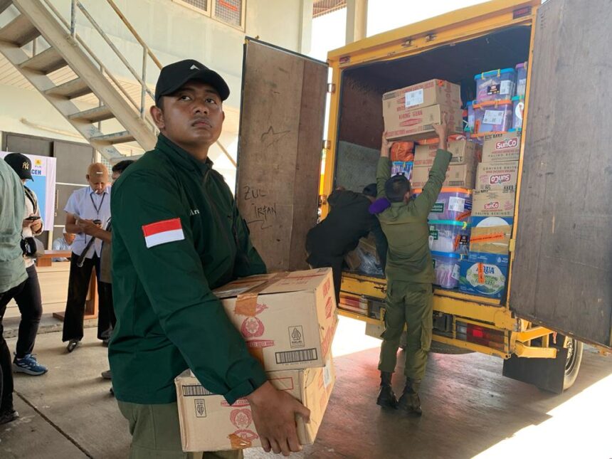 BNPB kirim bantuan logistik melalui jalur darat dari Pos Pendamping Nasional di Lapangan Udara Sultan Iskandar Muda, Aceh Besar, Provinsi Aceh, Rabu (10/12/2025). Foto: Ist