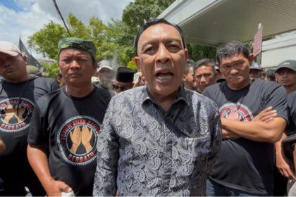 HY Ibrahim Husen dan Kang Sholihin beserta ormas Forum Anak Bangsa Bersatu bersama rombongan mendatangi kantor Mahkamah Agung (MA) di Jakarta, Rabu (17/12/2025). Foto: Dok Husen,