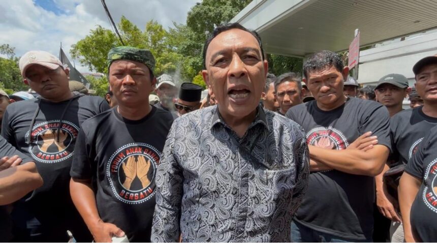 HY Ibrahim Husen dan Kang Sholihin beserta ormas Forum Anak Bangsa Bersatu bersama rombongan mendatangi kantor Mahkamah Agung (MA) di Jakarta, Rabu (17/12/2025). Foto: Dok Husen,