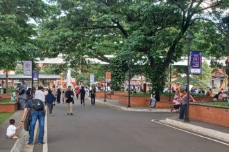 Pengunjung serbu Taman Mini Indonesia Indah (TMII) untuk merayakan malam pergantian tahun 2026. Foto: Joesvicar Iqbal/dok/ipol.id