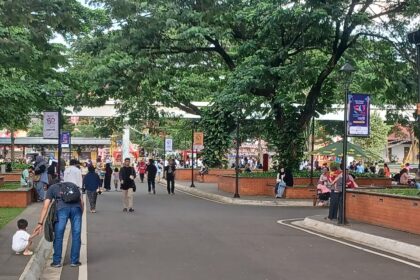Pengunjung serbu Taman Mini Indonesia Indah (TMII) untuk merayakan malam pergantian tahun 2026. Foto: Joesvicar Iqbal/dok/ipol.id