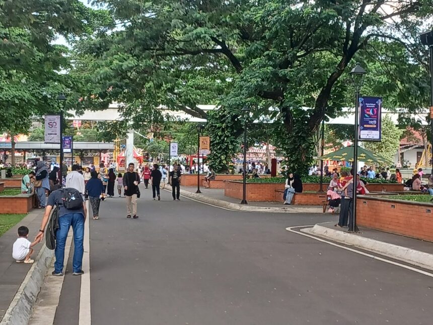 Pengunjung serbu Taman Mini Indonesia Indah (TMII) untuk merayakan malam pergantian tahun 2026. Foto: Joesvicar Iqbal/dok/ipol.id