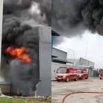 Petugas damkar berupaya memadamkan api yang melalap gudang aksesoris mobil di Kawasan Industri Bussiness Laksana Park, Pakuhaji, Kabupaten Tangerang, Senin (29/12/2025). Foto: Tangkapan layar TikTok @akbar_21