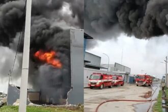 Petugas damkar berupaya memadamkan api yang melalap gudang aksesoris mobil di Kawasan Industri Bussiness Laksana Park, Pakuhaji, Kabupaten Tangerang, Senin (29/12/2025). Foto: Tangkapan layar TikTok @akbar_21
