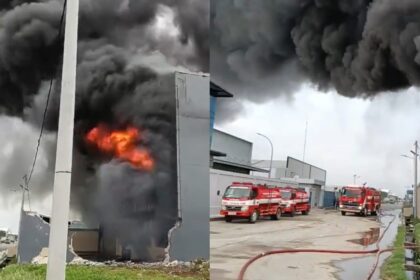 Petugas damkar berupaya memadamkan api yang melalap gudang aksesoris mobil di Kawasan Industri Bussiness Laksana Park, Pakuhaji, Kabupaten Tangerang, Senin (29/12/2025). Foto: Tangkapan layar TikTok @akbar_21