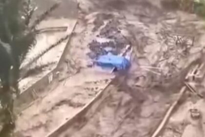 Banjir bandang di kawasan wisata Guci, Tegal, Sabtu (20/12/2025). Foto: Tangkapan layar Instagram @tegalhits