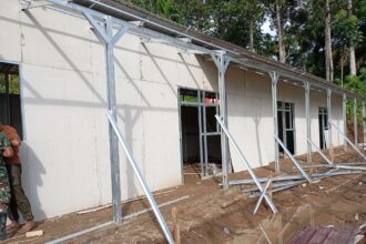 Proses pembangunan Huntara di SDN 05 Kayu Pasak, Jorong Kayu Pasak, Nagari Salareh Aia, Kecamatan Palembayan, Kabupaten Agam, Sumatra Barat, Senin (29/12/2025). Foto: Ist