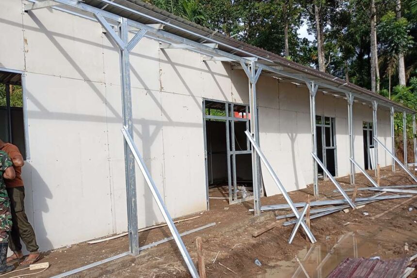 Proses pembangunan Huntara di SDN 05 Kayu Pasak, Jorong Kayu Pasak, Nagari Salareh Aia, Kecamatan Palembayan, Kabupaten Agam, Sumatra Barat, Senin (29/12/2025). Foto: Ist