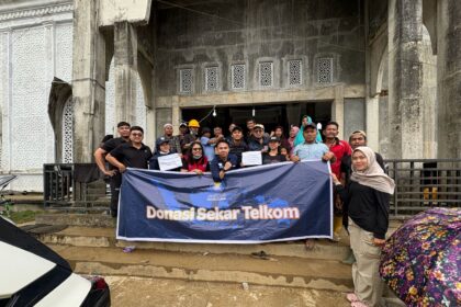 Penyaluran dukungan kemanusiaan dan bantuan logistik untuk para pengungsi dari TelkomGroup. Foto: Telkom Indonesia