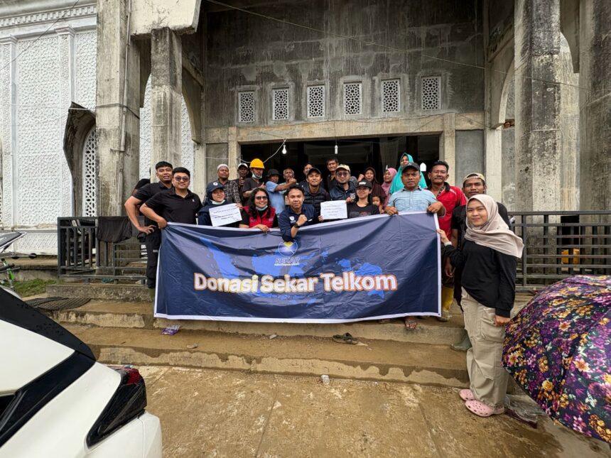 Penyaluran dukungan kemanusiaan dan bantuan logistik untuk para pengungsi dari TelkomGroup. Foto: Telkom Indonesia