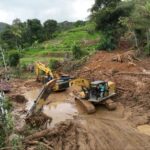 Kondisi akses di wilayah Silungkang sempat terputus akibat bencana banjir bandang bertahap mulai dapat dilalui kembali. Sejumlah titik, termasuk di Jorong Tantaman, Nagari Tigo Koto Silungkang Kec. Palembayan Kabupaten Agam, akses masih terputus karena timbunan material lumpur, batu dan kayu, Kamis (4/12/2025). Foto: Ist