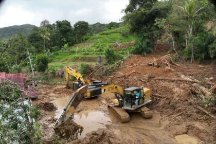 Kondisi akses di wilayah Silungkang sempat terputus akibat bencana banjir bandang bertahap mulai dapat dilalui kembali. Sejumlah titik, termasuk di Jorong Tantaman, Nagari Tigo Koto Silungkang Kec. Palembayan Kabupaten Agam, akses masih terputus karena timbunan material lumpur, batu dan kayu, Kamis (4/12/2025). Foto: Ist