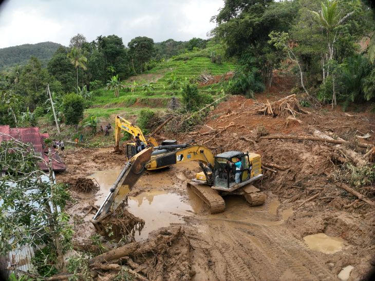Kondisi akses di wilayah Silungkang sempat terputus akibat bencana banjir bandang bertahap mulai dapat dilalui kembali. Sejumlah titik, termasuk di Jorong Tantaman, Nagari Tigo Koto Silungkang Kec. Palembayan Kabupaten Agam, akses masih terputus karena timbunan material lumpur, batu dan kayu, Kamis (4/12/2025). Foto: Ist