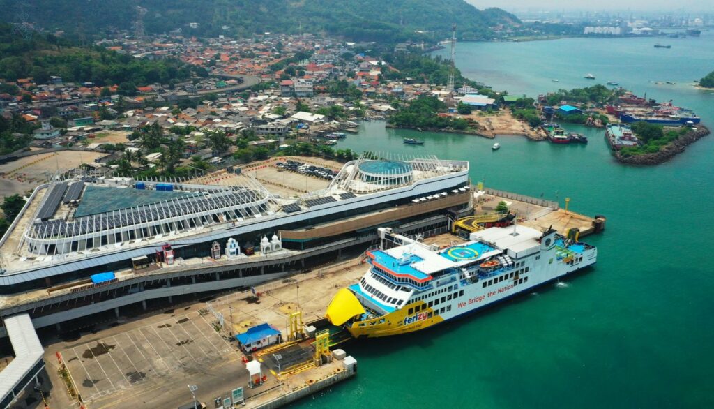 Sinergi Terpadu Pemerintah dan Stakeholder Perkuat Layanan Nataru di Merak-Bakauheni 2 Menjelang puncak arus Natal dan Tahun Baru (Nataru) 2025/2026, pemerintah memastikan kesiapan layanan transportasi nasional melalui penguatan sinergi lintas sektor. (Istimewa/dok. ASDP).