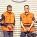Dua tersangka korupsi proyek jalur kereta api pada DJKA Kemenhub. Foto: Yudha Krastawan/ipol.id