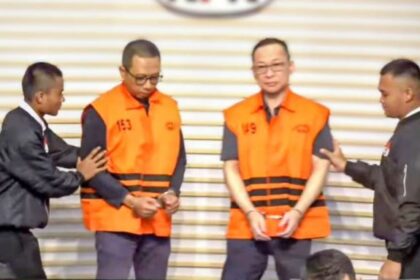 Dua tersangka korupsi proyek jalur kereta api pada DJKA Kemenhub. Foto: Yudha Krastawan/ipol.id