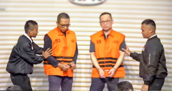 Dua tersangka korupsi proyek jalur kereta api pada DJKA Kemenhub. Foto: Yudha Krastawan/ipol.id