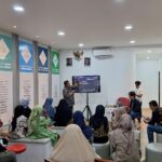 AVP External Communication Sabri Rasyid saat memberikan paparan pada Pelatihan “Tips Menjinakkan AI untuk UMKM” yang digelar di Rumah BUMN Telkom Pekalongan pada Selasa (2/12). Foto: Telkom Indonesia