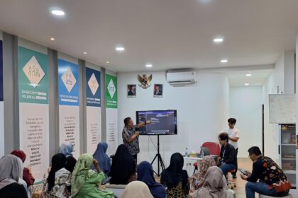 AVP External Communication Sabri Rasyid saat memberikan paparan pada Pelatihan “Tips Menjinakkan AI untuk UMKM” yang digelar di Rumah BUMN Telkom Pekalongan pada Selasa (2/12). Foto: Telkom Indonesia