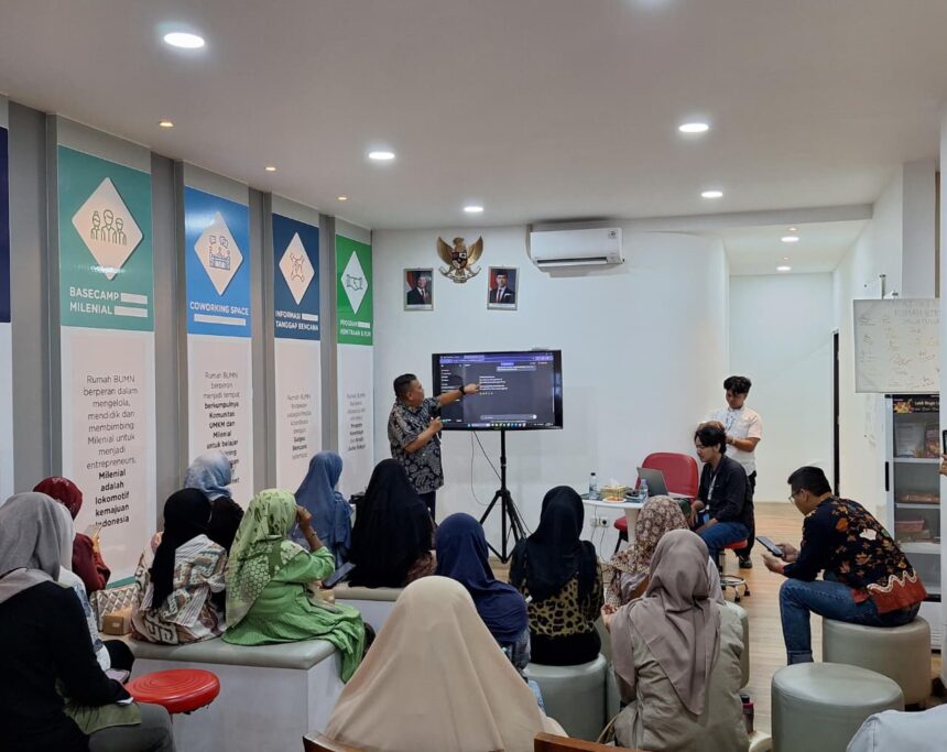 AVP External Communication Sabri Rasyid saat memberikan paparan pada Pelatihan “Tips Menjinakkan AI untuk UMKM” yang digelar di Rumah BUMN Telkom Pekalongan pada Selasa (2/12). Foto: Telkom Indonesia