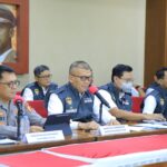 Direktur Tindak Pidana Korupsi Kortastipidkor Polri, Brigjen Pol Totok Suharyanto dan jajaran dalam pengungkapan kasus korupsi pengadaan PJUTS Kementerian ESDM Tahun Anggaran 2020 di Aula Kortastipidkor Polri, Rabu (31/12/2025). Foto: Ist