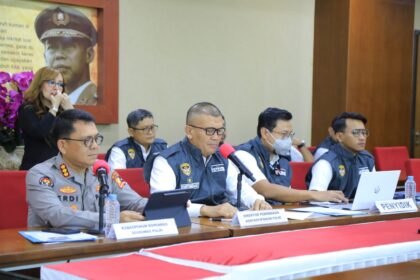 Direktur Tindak Pidana Korupsi Kortastipidkor Polri, Brigjen Pol Totok Suharyanto dan jajaran dalam pengungkapan kasus korupsi pengadaan PJUTS Kementerian ESDM Tahun Anggaran 2020 di Aula Kortastipidkor Polri, Rabu (31/12/2025). Foto: Ist