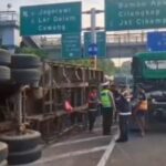 Truk kontainer terguling di ruas Tol JORR Kilometer 32, Kelurahan Bambu Apus, Kecamatan Cipayung, Jakarta Timur, Kamis (25/12/2025) siang. Foto: Ist