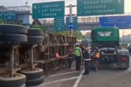 Truk kontainer terguling di ruas Tol JORR Kilometer 32, Kelurahan Bambu Apus, Kecamatan Cipayung, Jakarta Timur, Kamis (25/12/2025) siang. Foto: Ist