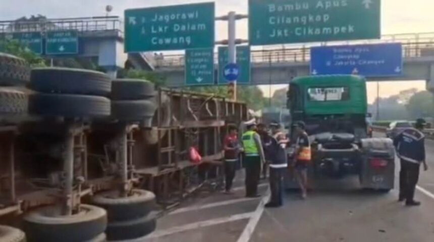 Truk kontainer terguling di ruas Tol JORR Kilometer 32, Kelurahan Bambu Apus, Kecamatan Cipayung, Jakarta Timur, Kamis (25/12/2025) siang. Foto: Ist