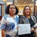Penasihat Hukum Deolipa Yumara bersama kliennya, Linda Susanti, kembali mendatangi Bareskrim Polri, Selasa (9/12/2025). Foto: Joesvicar Iqbal/ipol.id