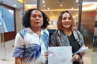 Penasihat Hukum Deolipa Yumara bersama kliennya, Linda Susanti, kembali mendatangi Bareskrim Polri, Selasa (9/12/2025). Foto: Joesvicar Iqbal/ipol.id