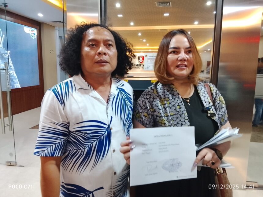 Penasihat Hukum Deolipa Yumara bersama kliennya, Linda Susanti, kembali mendatangi Bareskrim Polri, Selasa (9/12/2025). Foto: Joesvicar Iqbal/ipol.id