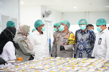 Wakapolri Komjen Pol Dedi Prasetyo, Bhayangkari dan jajaran dalam acara groundbreaking SPPG di SPPG Polda Metro Jaya, Jakarta Barat, Senin (29/12/2025). Foto: Ist