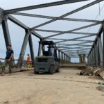 Jembatan bailey di Jembatan Kutablang, Kecamatan Krueng Tikeum masih dalam pengerjaan pembangunan, pada Minggu (14/12/2025). Foto: Ist