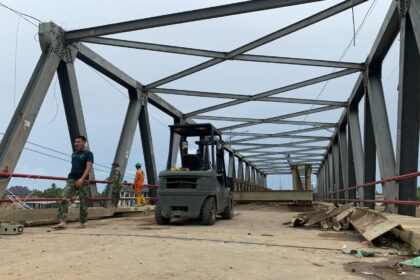 Jembatan bailey di Jembatan Kutablang, Kecamatan Krueng Tikeum masih dalam pengerjaan pembangunan, pada Minggu (14/12/2025). Foto: Ist