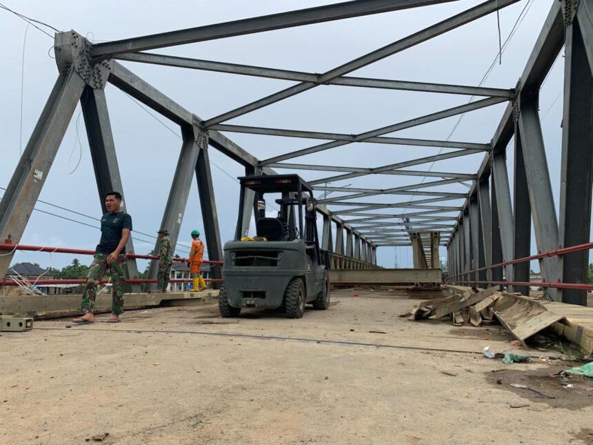 Jembatan bailey di Jembatan Kutablang, Kecamatan Krueng Tikeum masih dalam pengerjaan pembangunan, pada Minggu (14/12/2025). Foto: Ist